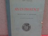 un vieux livre posé sur une table recouverte d'un tissu rouge