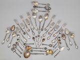 un grand nombre de cuillères et de fourchettes en argent disposées en cercle