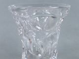 un vase en verre posé sur une table