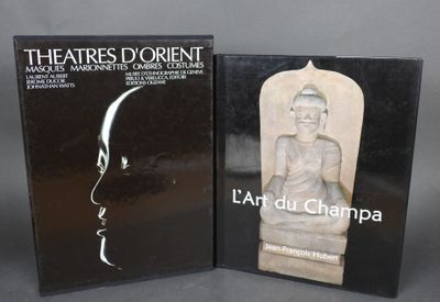 Les deux livres sont posés l'un à côté de l'autre sur une table
