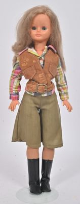 une poupée aux cheveux blonds, vêtue d'une chemise à carreaux, d'une jupe marron et de bottes