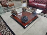 une table basse en verre sur laquelle sont posées trois boules