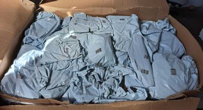 une boîte en carton remplie de nombreux vêtements