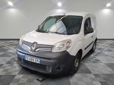 une camionnette blanche garée dans une pièce