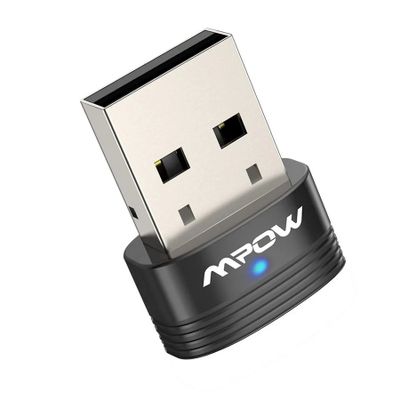 un gros plan d'un adaptateur USB sur fond blanc