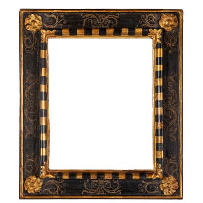un cadre photo noir et doré à motif à carreaux
