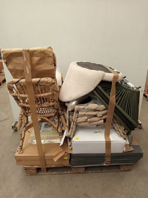 un tas de meubles posés sur une palette dans une pièce