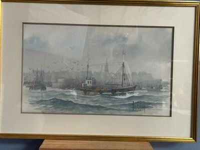 une photo d'une photo d'un bateau dans l'eau