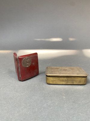 deux petites boîtes posées l'une à côté de l'autre sur une table