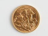 une pièce d'or sur laquelle est représenté un homme à cheval