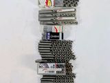 beaucoup de stylos et de crayons accrochés au mur