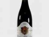 une bouteille de vin posée sur une table