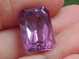 quelqu'un tient un diamant violet dans la main