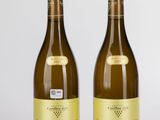 deux bouteilles de vin posées l'une à côté de l'autre sur une table