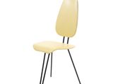 une chaise jaune aux pieds noirs sur fond blanc