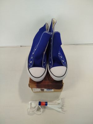 une paire de chaussures bleues posée sur une boîte