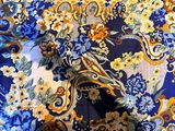 un gros plan sur un tissu à motifs floraux bleus, jaunes et blancs