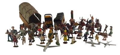 de nombreuses figurines de différents types et tailles disposées sur une surface blanche