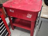 un établi rouge sur lequel se trouve une boîte à outils