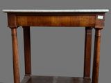 une vieille table en bois avec un plateau en marbre sur fond gris