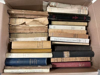 une boîte pleine de vieux livres posée sur le sol