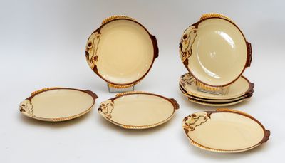 quatre assiettes et bols marron et blancs posés sur un plan de travail blanc