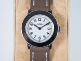 Gros plan sur une montre-bracelet avec un bracelet marron