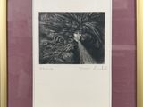 une image représentant un dessin en noir et blanc du visage d'une femme, dans un cadre doré