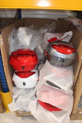 une boîte remplie de casseroles et de poêles posée par terre