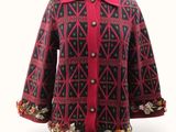 une photo d'une veste rouge et noire sur un mannequin