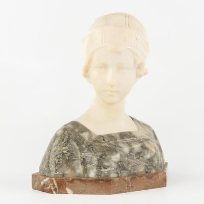 un buste de femme en marbre blanc posé sur un socle en marbre
