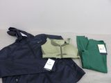 trois paires de vêtements pour homme disposées sur un lit