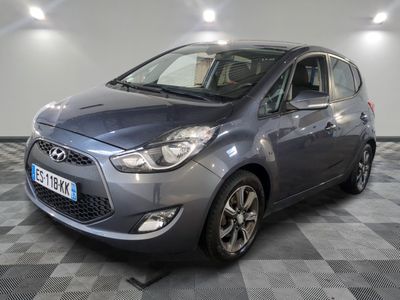 la voiture grise est garée dans le garage sur un sol en damier