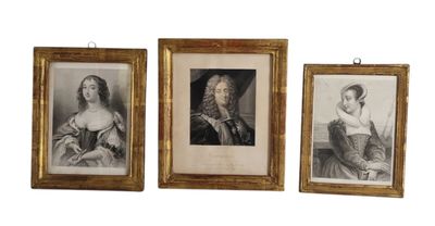 Trois portraits encadrés représentant des femmes et un chat sont accrochés au mur.