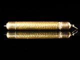 un briquet doré posé sur une surface noire