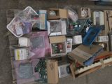 un tas de matériel électronique posé sur une palette au sol
