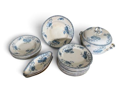 un ensemble d'assiettes et de bols bleus et blancs posés sur une surface blanche
