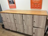 une commode en bois à quatre tiroirs montée sur roulettes, dans une pièce