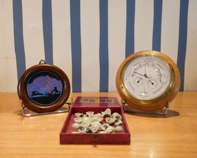 deux horloges posées l'une à côté de l'autre sur une table