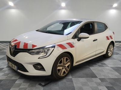 une voiture blanche avec des bandes rouges et blanches garée dans un garage