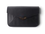 un sac enveloppe en cuir noir avec un fermoir doré