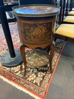 Petit chevet, en bois de placage, dessus marbre, galerie de … (photo 2)