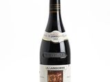 gros plan d'une bouteille de vin sur une surface blanche