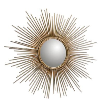 un miroir doré à rayons de soleil sur un mur blanc, avec un fond blanc