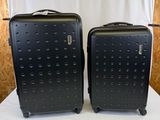 deux bagages posés sur une table