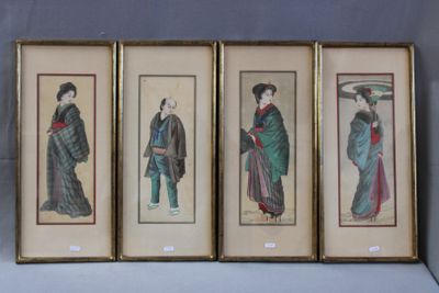 trois tableaux asiatiques encadrés représentant des femmes en kimono et coiffées de chapeaux traditionnels