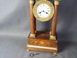une horloge posée à côté d'une paire de ciseaux