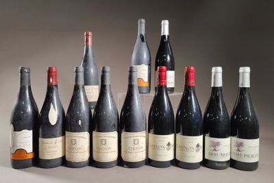 les nombreuses bouteilles de vin alignées sur la table
