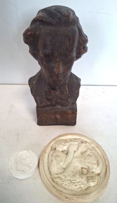 une petite statue représentant un homme, avec une pièce à côté
