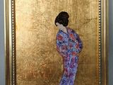 tableau représentant une femme en robe bleue et un oiseau sur fond doré